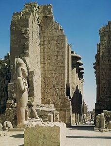 Kilátás a Nagy Udvarra, a Hypostyle Hall bejáratára és II. Ramszesz (Kr. e. 1279-1213) szobra Amun templomában