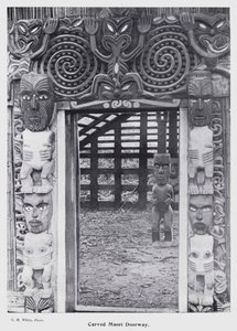 New Plymouth, Új-Zéland: faragott maori ajtó (f/w fotó) alkotó: New Zealand Photographer