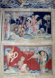 Jelenések akasztása (1373-1383), n. 24: az ötödik trombita: egy billentyű elengedi a szöcskét. Lent, n. 27., a könyvben szereplő Angyal megjelenik Szent Jánosnak, aki átírja az isteni üzenetet a hét festékező hangjára. Nicolas Bataille gobelinje (133 alkotó: Nicolas Bataille