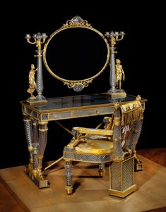 Berry hercegnő asztala és WC-széke (Marie Caroline Ferdinande Louise de Bourbon, a két Szicília (Deux Sicilies) hercegnője (1798-1870). Kristály, arany bronz és eglomizált üveg. Nicolas Henri Jacob (1782-1871) bútorai ) alkotó: Nicolas Henri Jacob
