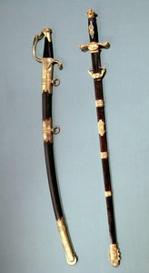 Napóleon Bonaparte emlékkardja, amiért segítette őt sikeres puccsában Saint Cloudban, brumaire 18-án és 8-án (1799. november 9.), valamint egy parancsnok kétélű kardja (én)