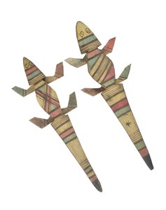 Vörösre, zöldre és feketére festett geometrikus mintákkal díszített faragott fa krokodilfigurák, Hausa People, Kano, Észak-Nigéria (festett fa)