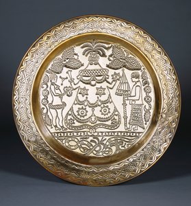 Egy Efik sárgaréz töltő dombornyomással, egy központi taláros női figurával és két szolgával, akik egy ventilátort és egy esernyőt tartanak