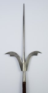 Friuli lándzsa, 1600 körül (acél és restaurált fa)