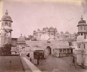 View of the City Palace, with entrance gateway in the foreground, Udaipur alkotó: O.S. Baudesson