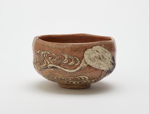 Kenzan stílusú teástál daruval és folyóvízzel, 19. század vége (vörös agyag, fehér csúszás, vas pigment átlátszó ólommáz alatt) alkotó: Ogata (style of) Kenzan