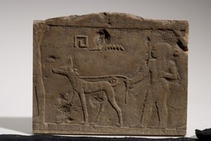 Egy törpét és egy Ebony nevű vadászkutyát ábrázoló dombormű, 4-5. dinasztia, ie 2573-2311 (mészkő)