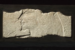 Domborműtöredék, 5-6. dinasztia, ie 2454-2140 (mészkő)