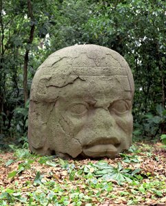 Kolosszális fej 26, preklasszikus időszak alkotó: Olmec