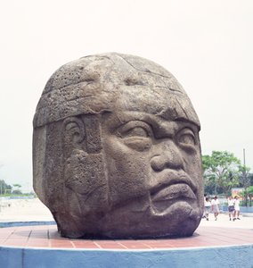 Kolosszális fej San Lorenzóból, Veracruz, Mexikó, preklasszikus (bazalt)