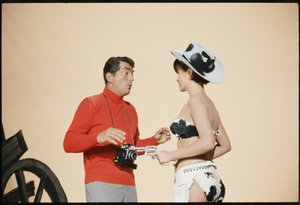 Dean Martin mint Matt Helm a The Silencers forgatáson alkotó: Orlando Suero