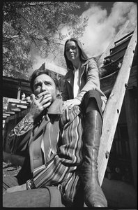Dennis Hopper és felesége, Michelle Phillips egy létrán Új-Mexikóban