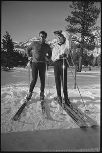 Janet Leigh és Tony Curtis sílécen a téli olimpián, Squaw Valley, Kalifornia alkotó: Orlando Suero
