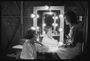 Julie Andrews és Mary Tyler Moore a „Thoroughly Modern Millie” forgatásán alkotó: Orlando Suero