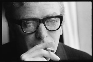 Michael Caine dohányzik alkotó: Orlando Suero