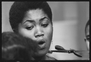 Odetta énekel gyerekeknek egy tévéműsor forgatásán alkotó: Orlando Suero