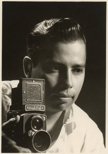 Orlando Suero portré Rolleiflex fényképezőgéppel, 1954 körül (f/w fotó) alkotó: Orlando Suero