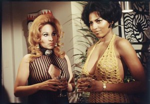 Pam Grier háttér-statisztaként a Beyond the Valley of the Dolls forgatásán, 1970 (fotó)