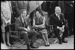 Paul Newman, Margaret hercegnő és Alfred Hitchcock a „Torn Curtain” forgatásán alkotó: Orlando Suero