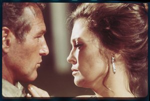 Paul Newman és Faye Dunaway a „Towering Inferno” forgatásán alkotó: Orlando Suero