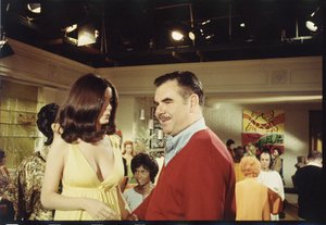 Russ Meyer és szereplők a Beyond the Valley of the Dolls forgatásán, 1970 (fotó)