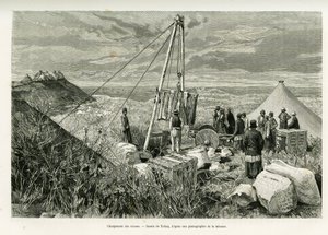 A régészeti ásatások ládáinak betöltése, Perzsia. Tofani metszet, az A Suse című történet illusztrálására alkotó: Oswaldo Tofani