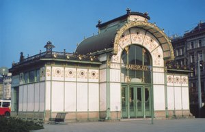 Otto Wagner (1841-1918) által tervezett Karlsplatz Stadtbahn