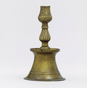 Oszmán sárgaréz gyertyatartó, nyaka bekarcolt arabeszk díszítéssel tulipán alakúra emelkedik alkotó: Ottoman School