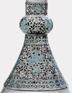 Részlet egy oszmán türkiz betétes ezüstre szerelt cinkpalackról (türkiz, cink, ezüst) alkotó: Ottoman School