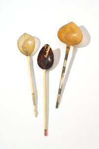 Három 18. századi oszmán kanál (Sherbat) (gyöngy, gyöngyház, corra, csont, sárgaréz) alkotó: Ottoman School