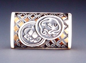 Netsuke áttört mintával, 1870 körül (szarvasagancs) (208395 előlapja)