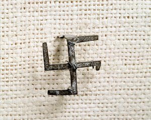 Keresztény ókor: svasztika alakú fibula (ami inspirálja a keresztes gammee-t). 1-3 század. Saint Germain en Laye Nemzeti Régészeti Múzeuma alkotó: Paleo Christian