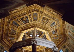 Kilátás a 440 körül épült San Giovanni keresztelőkápolnán belüli boltozatra (Laterano Szent János) (Lateráni keresztelőkápolna vagy San Giovanni in Fonte). Róma alkotó: Paleo-Christian