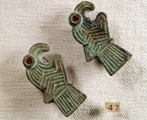 Keresztény antikvitás: gránáttal kirakott bronz fibulák sasfejek formájában. Nemzeti Régészeti Múzeum, Saint Germain en Laye