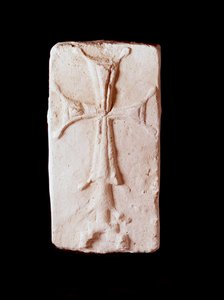 Paleokeresztény művészet: kereszttel díszített kő. Az iráni Kharg-szigetről. Párizs, Louvre Múzeum