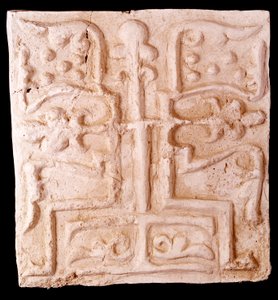 Paleokeresztény művészet: szőlőágak domborműveivel és kereszttel díszített kő. Az iráni Kharg-szigetről. Párizs, Louvre Múzeum