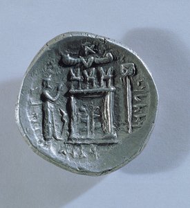 Vahbarz-i Tetradrachm, Persis királya, egy zoroasztriánus tűzoltárt ábrázol (hátra) (lásd még: 180367)