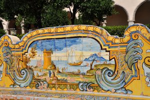 Nápoly, Olaszország (Napoli, Italia): chiostro maiolicato, monastero di Santa Chiara - a Santa Chiara kolostor fajansz kerengője, 18. század közepe - mitológiai jelenetek, mezők és polikróm tengerészeti díszítések, a keramikusnak köszönhetően. alkotó: Patrice Cartier
