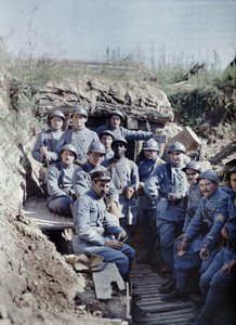 Francia katonák egy csoportja egy lövészárokban a frontvonalon, Hirtzbach, Haut-Rhin Department, Elzász, Franciaország, 1917. június 16. (autokróm)