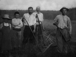 Portré mezőgazdasági munkásokról, felnőttekről és gyerekekről, Chaumont régióból (Haute Marne) szénavágás közben. Fénykép, 1886 körül, Paul Emile Theodore Ducos (1849-1913). alkotó: Paul Emile Theodore Ducos