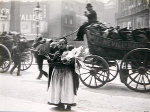 Egy női újságárus, London, 1890-es évek (f/w fotó)