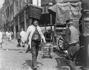 Halhordók a Billingsgate Marketen, Londonban, 1893.