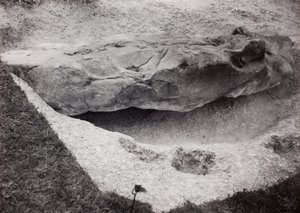Fűbe süllyesztett szikla alkotó: Paul Nash