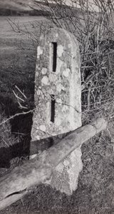 Stone Post alkotó: Paul Nash