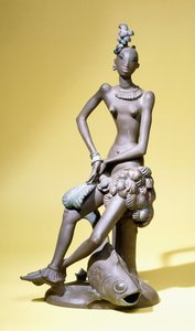 Egy afrikai táncosnő ül egy nagy hallal a lábánál, egy karlsruhei terrakotta figura