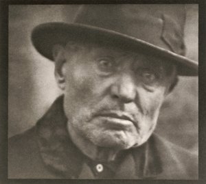 Fénykép - New York [Férfi - Five Points Square] alkotó: Paul Strand