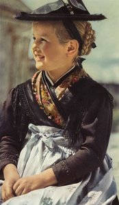 Korai színes fotózás: Kislány a Sarn-völgyből, Sarentinóból (színes fotó)
