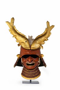 Kawari kabuto (egzotikus sisak) (vaddisznó sörte és lakkozott vas)