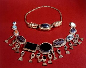 Perzsa művészet: két arany nyaklánc, Parthe-korszak, Kr.u. 3. század. alkotó: Persian