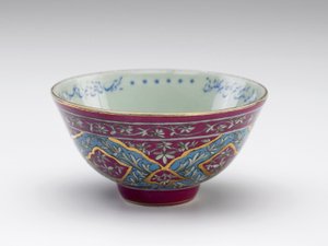 Tál feliratos verssel, Irán, Qajar dinasztia, 19. század vége vagy 20. század eleje (kerámia)